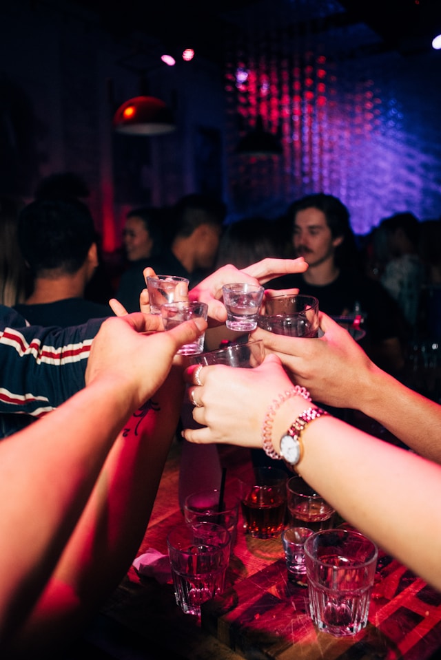 Κέρασε σφηνάκια η Βιόλα την Drink Team – Ακόμα ζαλισμένοι…